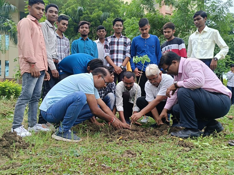  महाराष्ट्र मंडल ने गवर्नमेंट इंजीनियरिंग कॉलेज सेजबहार में बड़े पैमाने पर किया पौधारोपण
