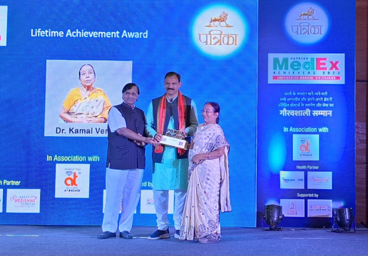 पत्रिका मेडेक्स-2024 से सम्मानित हुए डॉ जाऊलकर, डॉ कमल वर्मा और डॉ नलिनी राजिमवाले
