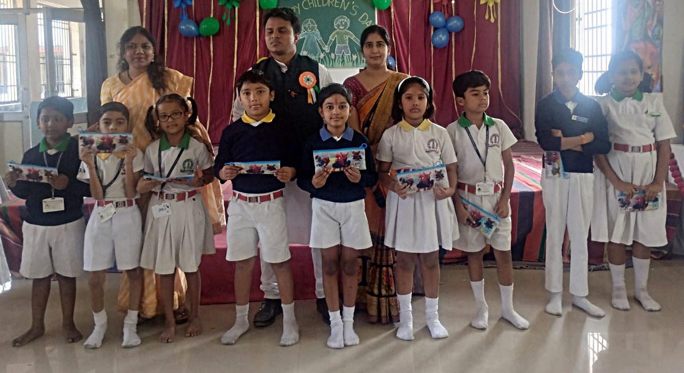 टीचर बने चाचा नेहरू... बच्चों से पूछे प्रश्न और दिए आकर्षक उपहार