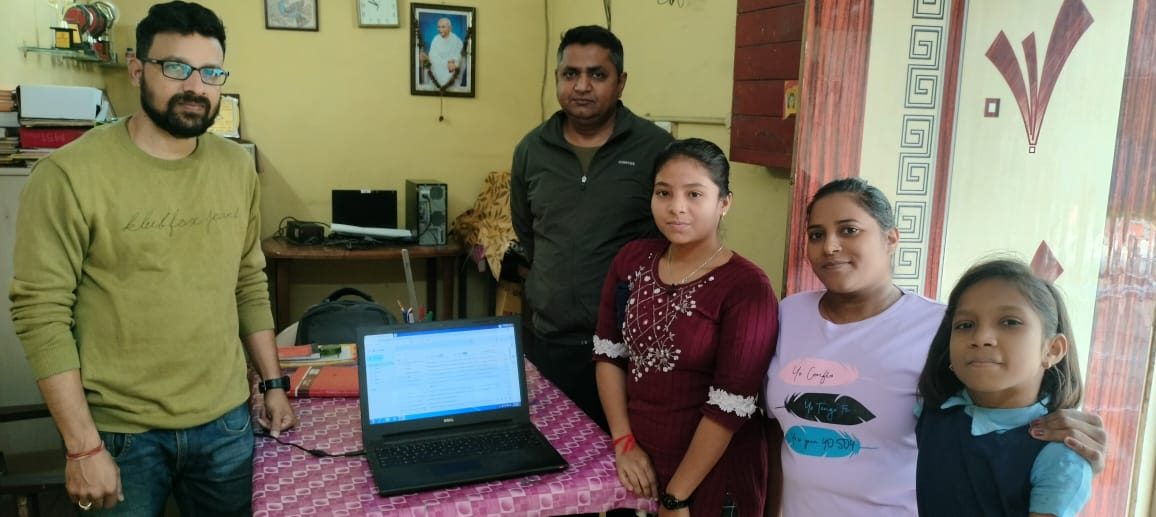  परितोष और नवीन ने दिव्यांग बच्चियों को दिया लैपटाप