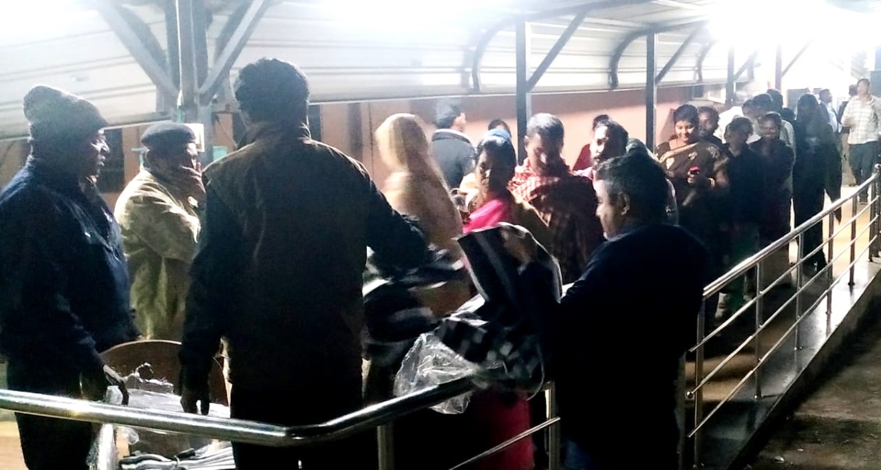 महाराष्ट्र मंडल ने अंबेडकर अस्पताल के कैंसर भवन में बांटे कंबल