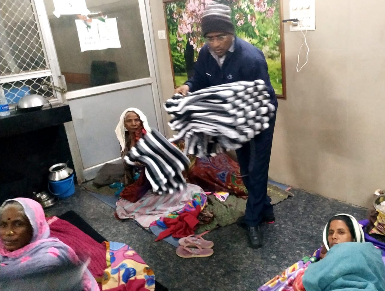  महाराष्ट्र मंडल ने अंबेडकर अस्पताल के कैंसर भवन में बांटे कंबल