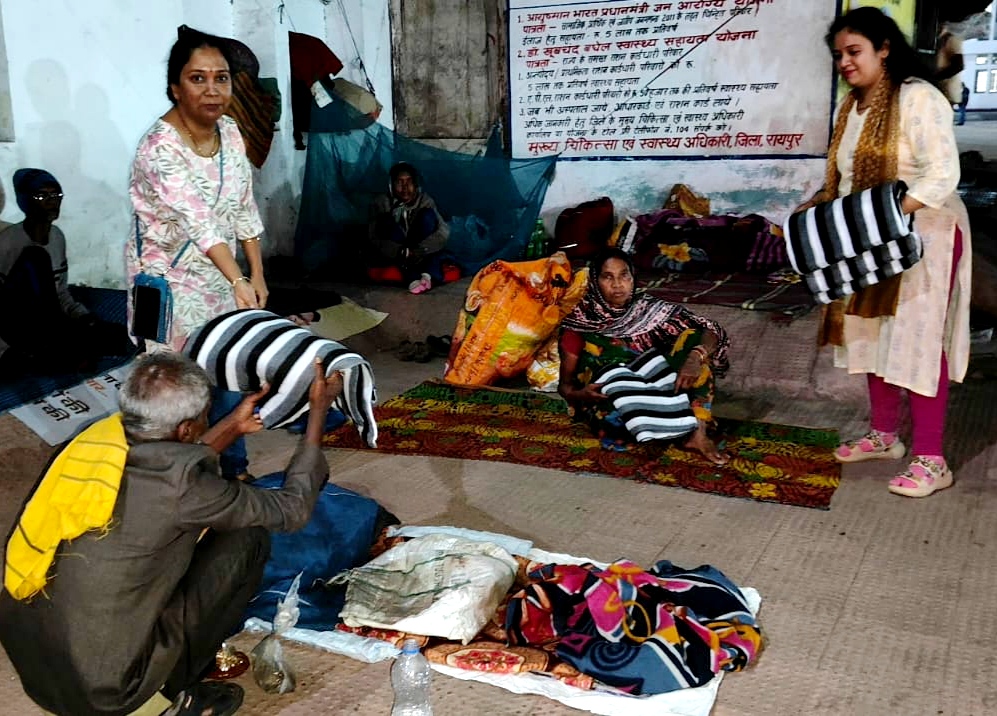  महाराष्&zwj;ट्र मंडल ने जरूरतमंदों के बीच घूम- घूमकर बांटे कंबल
