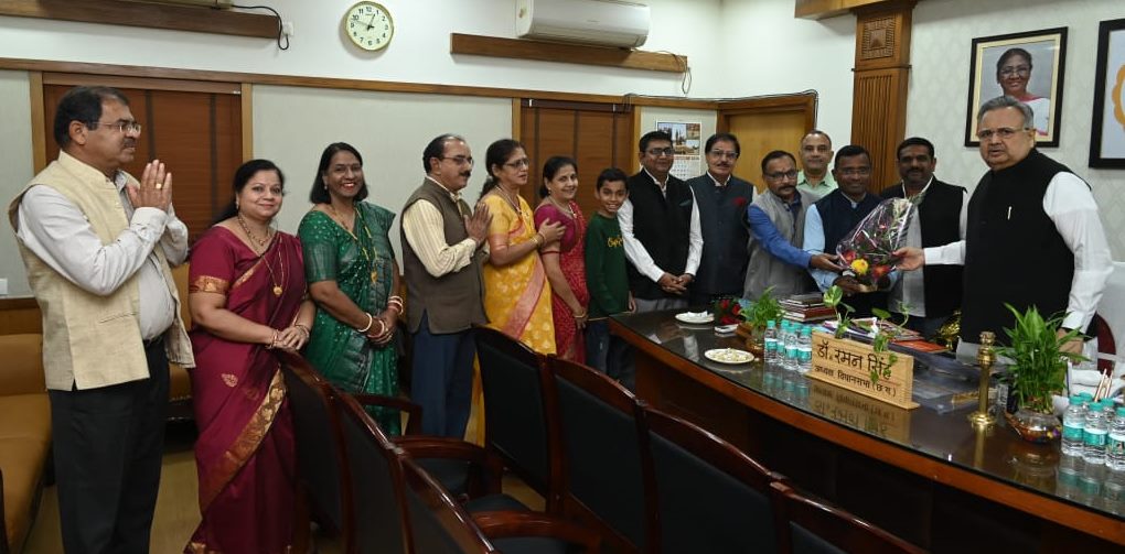 विधानसभा अध्यक्ष डा. रमन सिंह से महाराष्ट्र मंडल ने की नववर्ष भेंट 