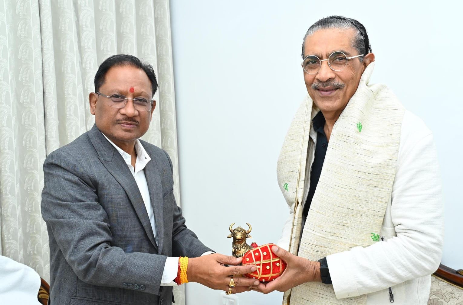 मुख्यमंत्री विष्णु देव साय से सुप्रसिद्ध फिल्म निर्माता एवं निर्देशक प्रकाश झा ने की सौजन्य मुलाकात 