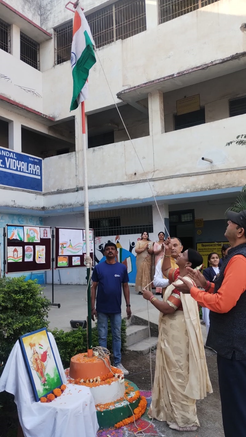 संत ज्ञानेश्वर स्कूल में तिरंगा की छांव में प्रतिभाएं सम्मानित