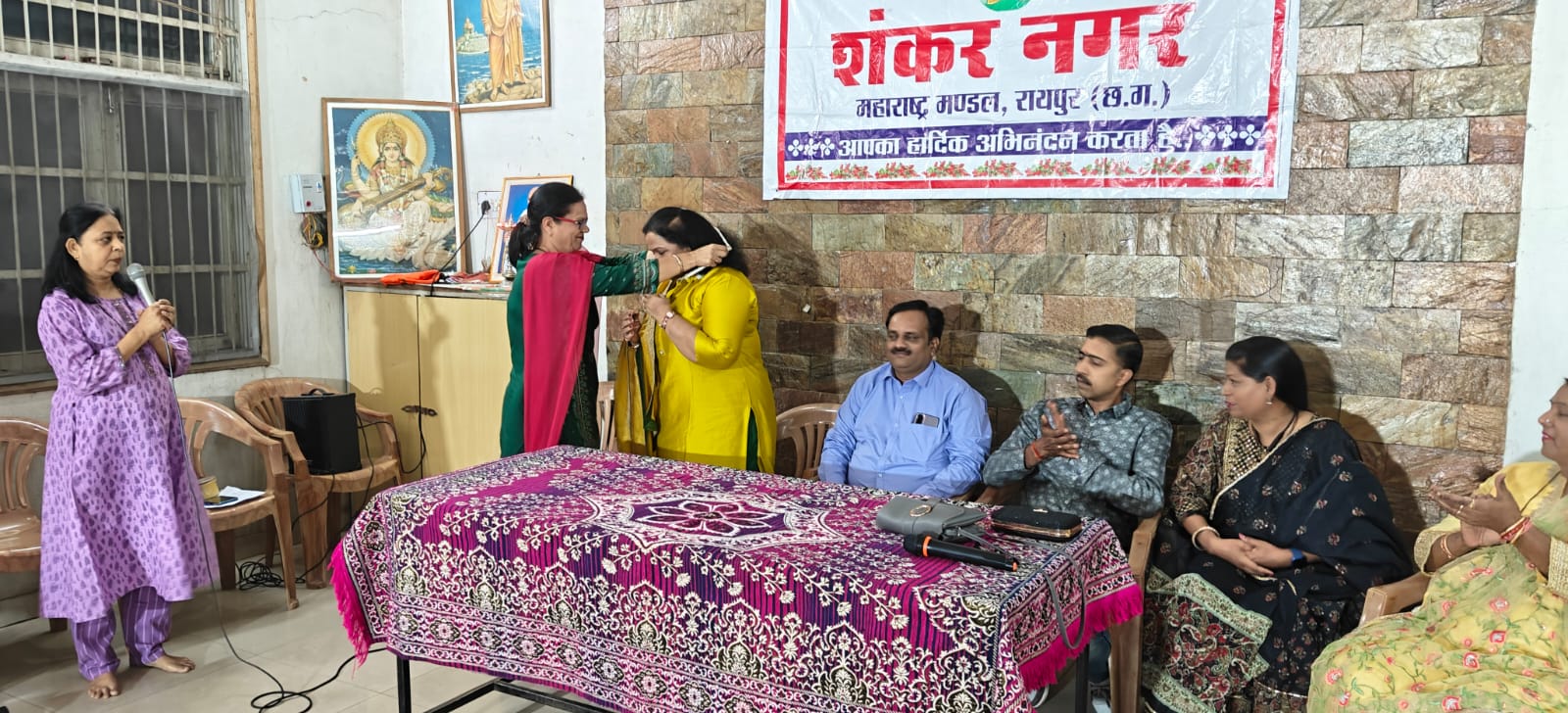 पारिवारिक मिलन  में संगीत संध्या ने बांधा समां.... नये पुराने गीतों की सभी को किया आनंदित