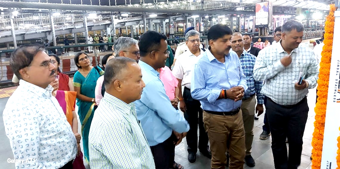  प्&zwj;यासे यात्रियों को पानी पिलाकर महाराष्&zwj;ट्र मंडल कर रहा पुण्&zwj;य का काम: दयानंद