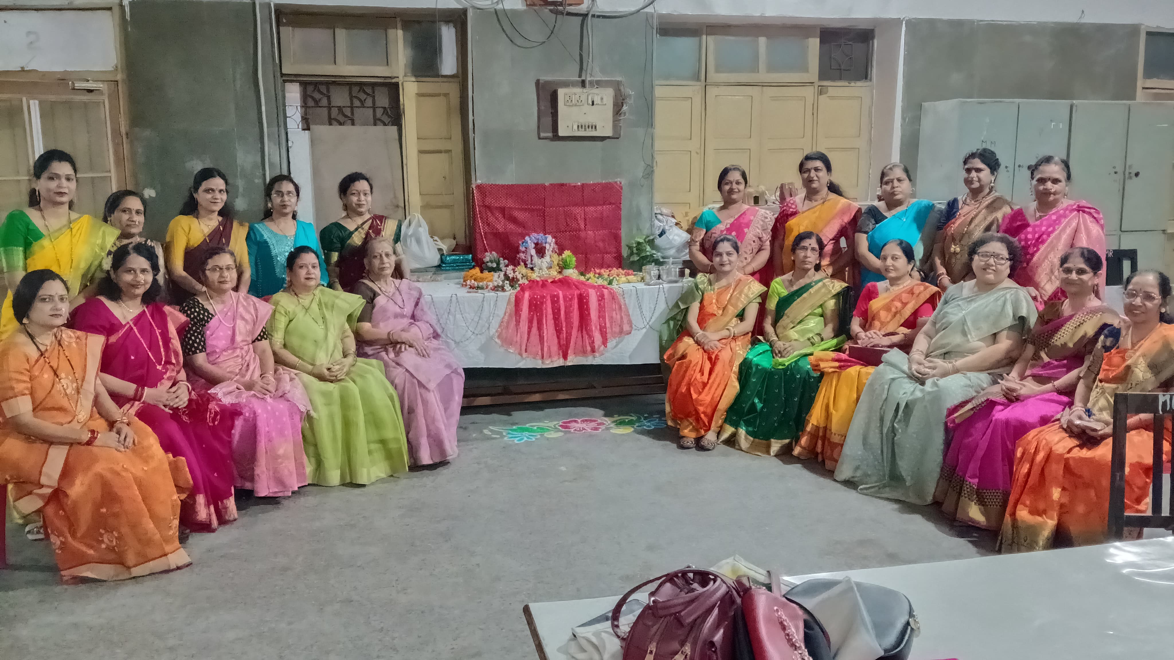 चौबे कालोनी केंद्र ने मनाया हल्दी कुंकू... हनुमान मंदिर के सामने मठा वितरण का निर्णय