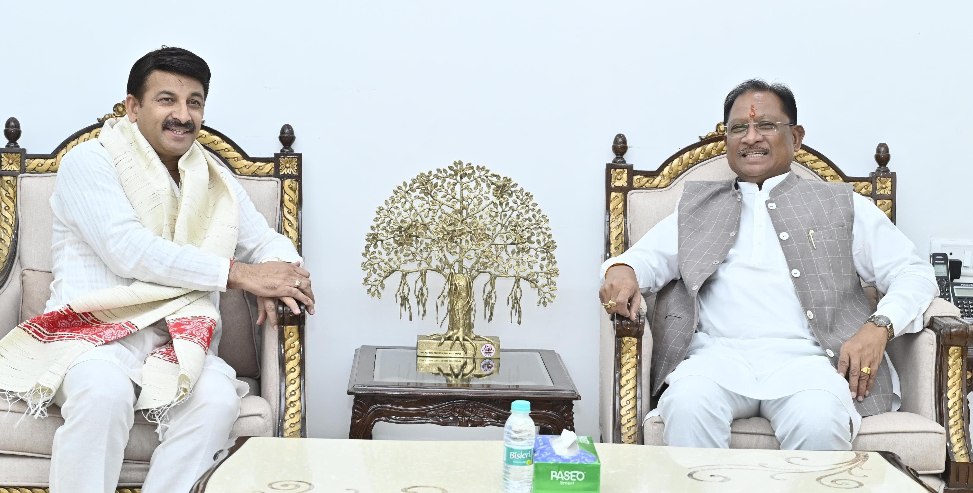 मुख्यमंत्री विष्णु देव साय से सांसद मनोज तिवारी ने की सौजन्य भेंट