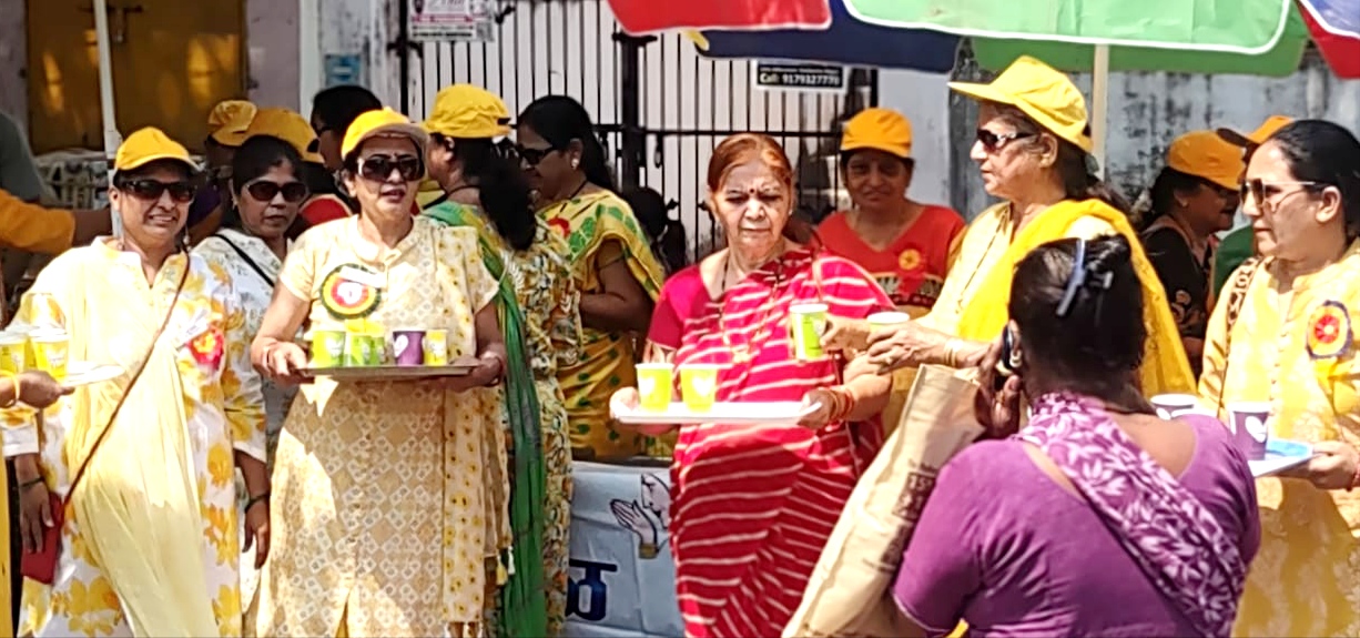 महाराष्ट्र मंडल के केंद्रों ने हजारों श्रमिकों- राहगीरों को बांटा मठा