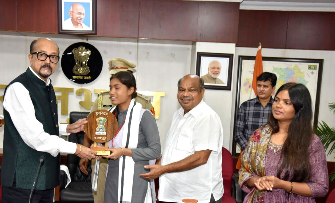  संत ज्ञानेश्&zwj;वर स्&zwj;कूल के मेरिटोरियस बच्&zwj;चों को राज्&zwj;यपाल डेका ने किया सम्&zwj;मानित