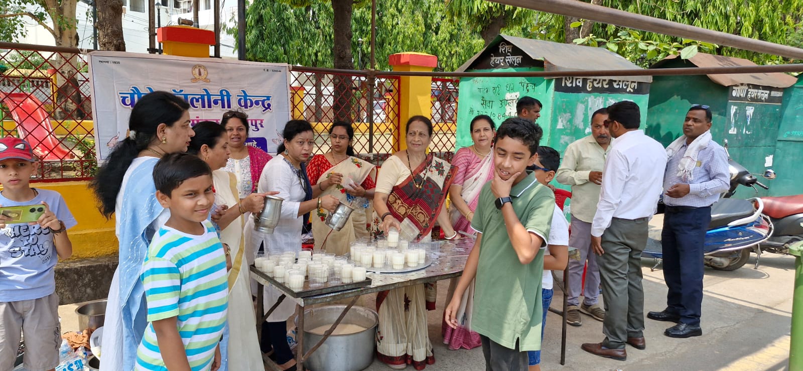 चौबे कालोनी केंद्र ने चिंताहरण हनुमान मंदिर के पास राहगीरों को पिलाया मठा