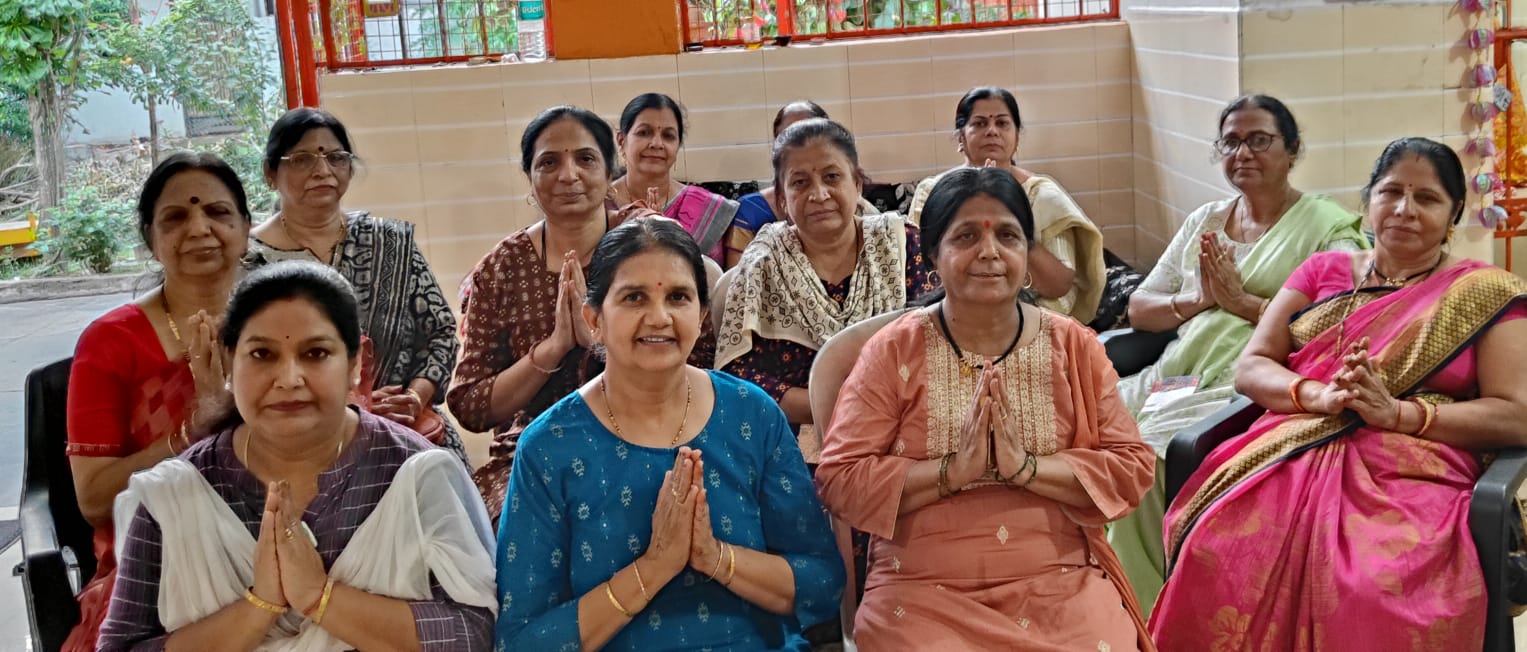 रोहिणीपुरम महिला केंद्र ने हनुमान चालीसा पाठ के साथ दिव्यांग बालिकाओं के लिए जुटाई राशि