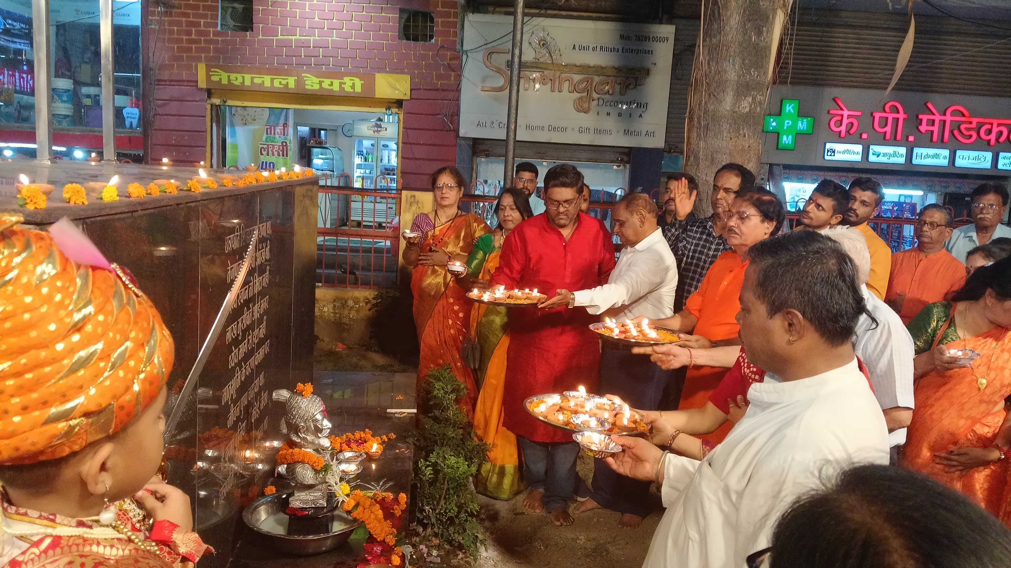 शिवाजी महाराज के 352वें राज्याभिषेक दिवस पर 365 दीपों से महाआरती
