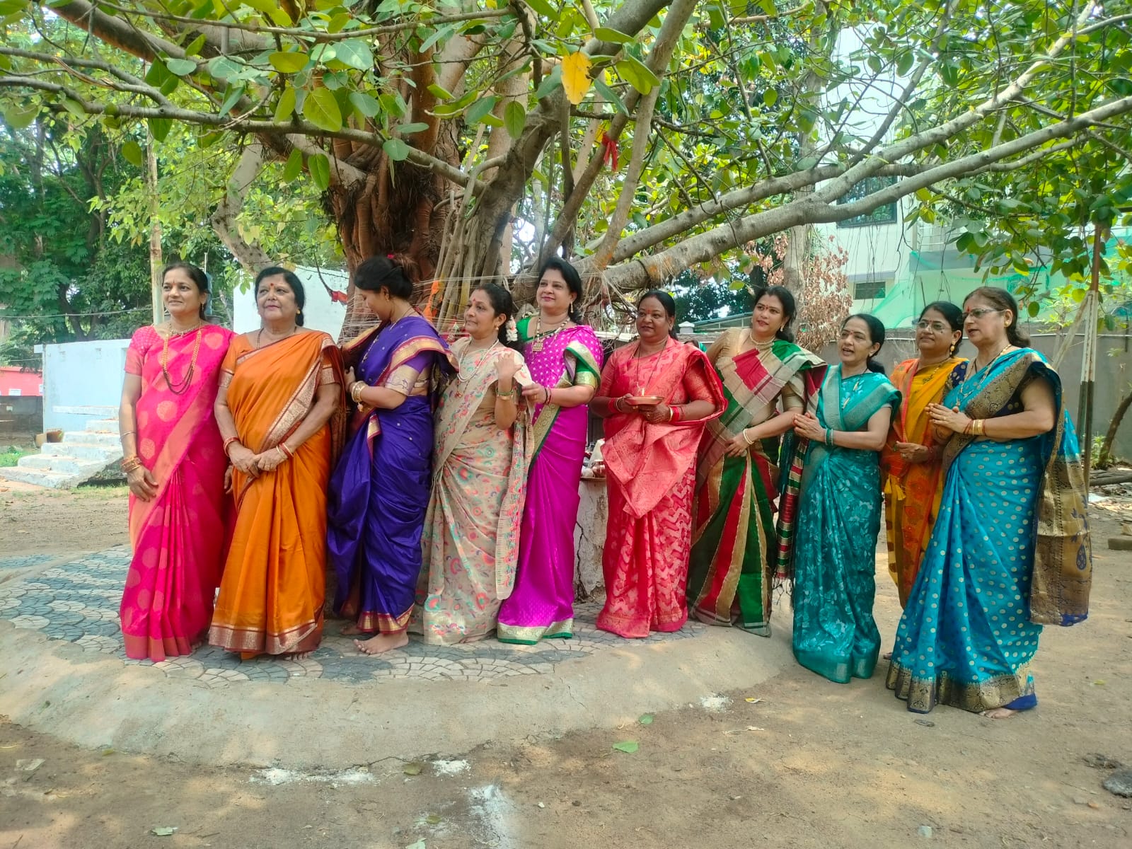 महाराष्ट्रीयन महिलाओं ने पति के लिए की वट सावित्री की पूजा