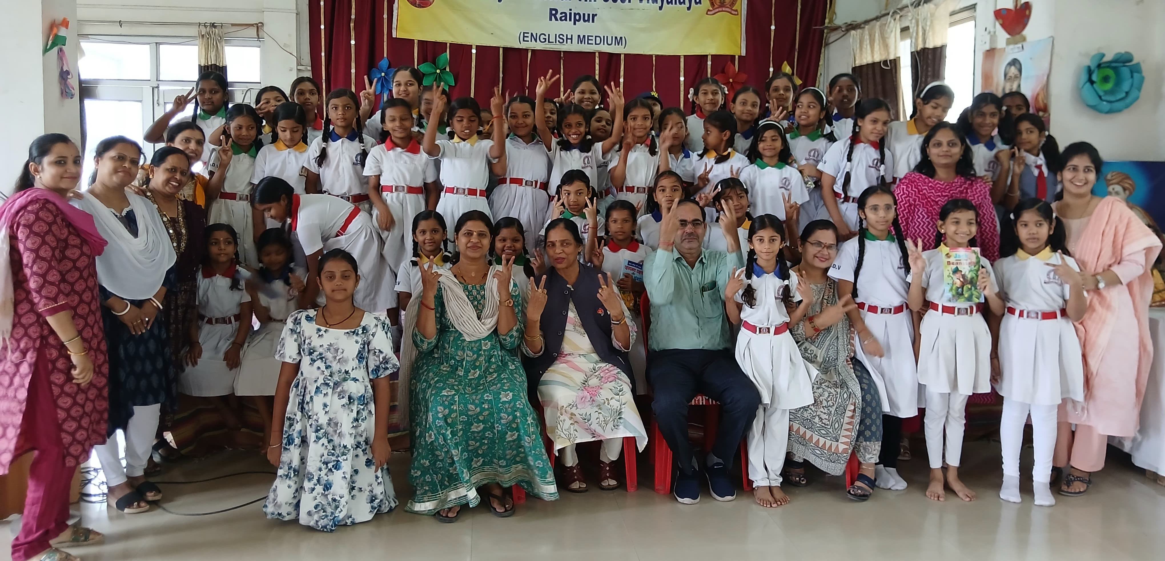  मोबाइल से दूरी बनाकर स्कूल की किताबों और स्टोरी बुक को दें समयः मधु यादव