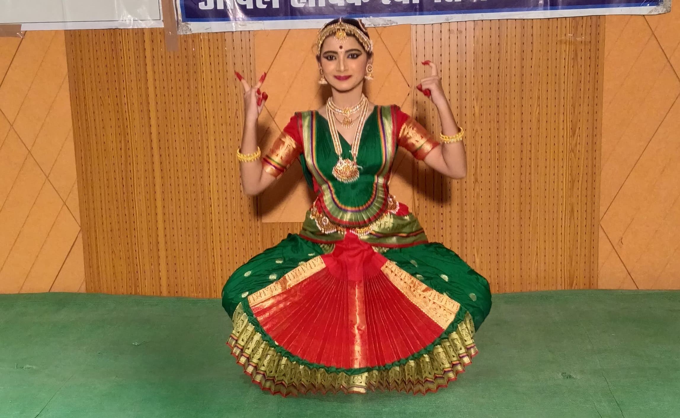   भरतनाट्यम में संभावनाएं जगाती हैं सान्&zwj;वी की प्रस्तुति