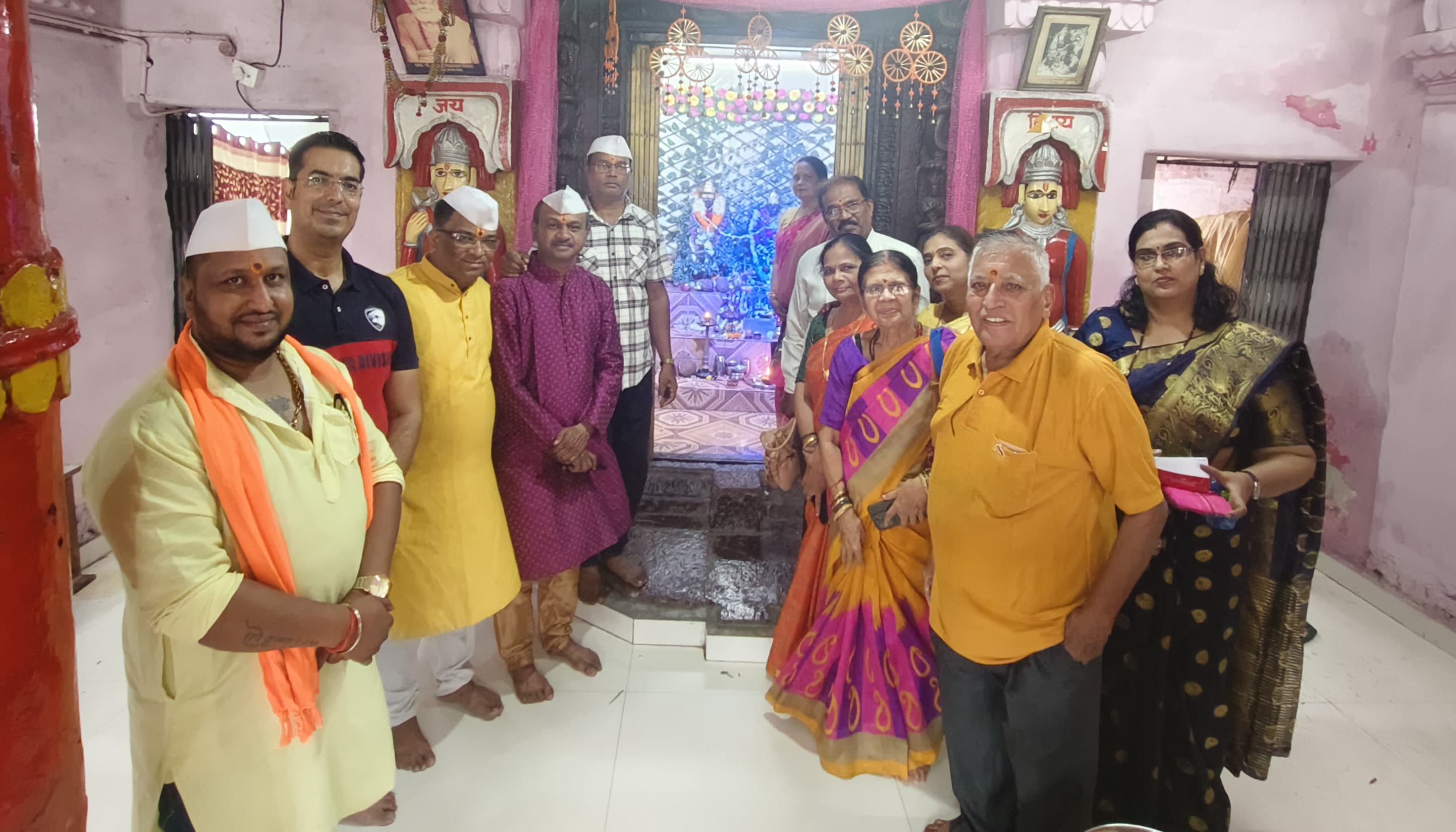 आषाढी एकादशी के अवसर पर विट्ठल रखुमाई को तुलसी माल्यार्पण