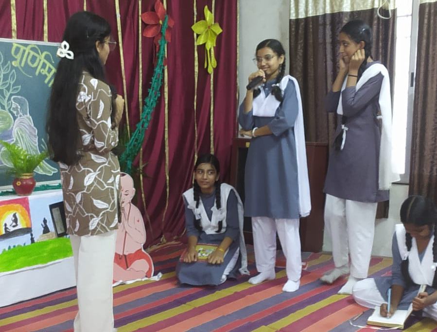 छोटे बच्चों ने कविता तो बड़ों ने नाट्य मंचन कर बताई गुरू की महिमा