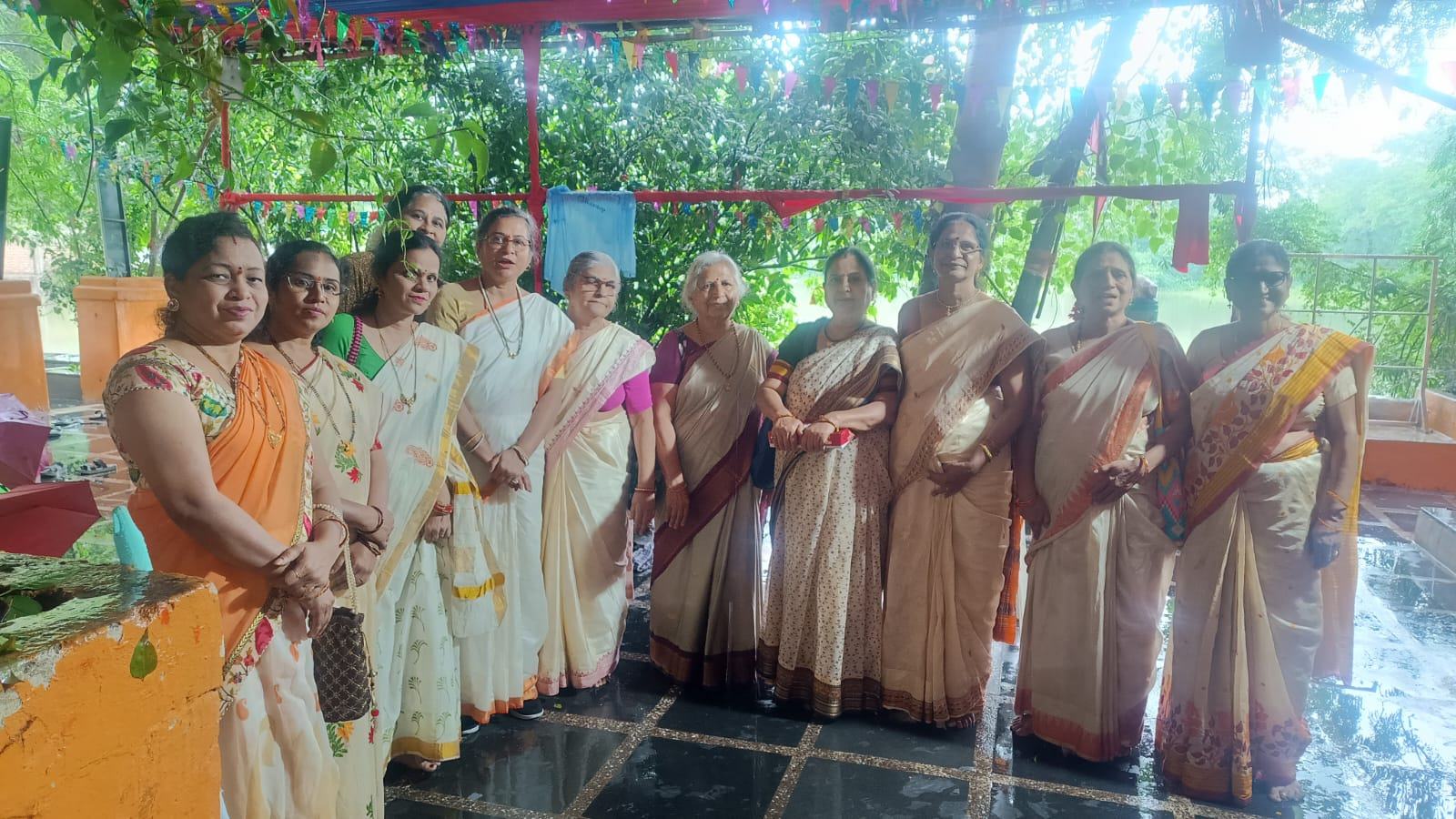 आषाढी एकादशी पर चौबे कालोनी केंद्र की महिलाएं पहुंची विठ्ठल रुक्मिणी मंदिर