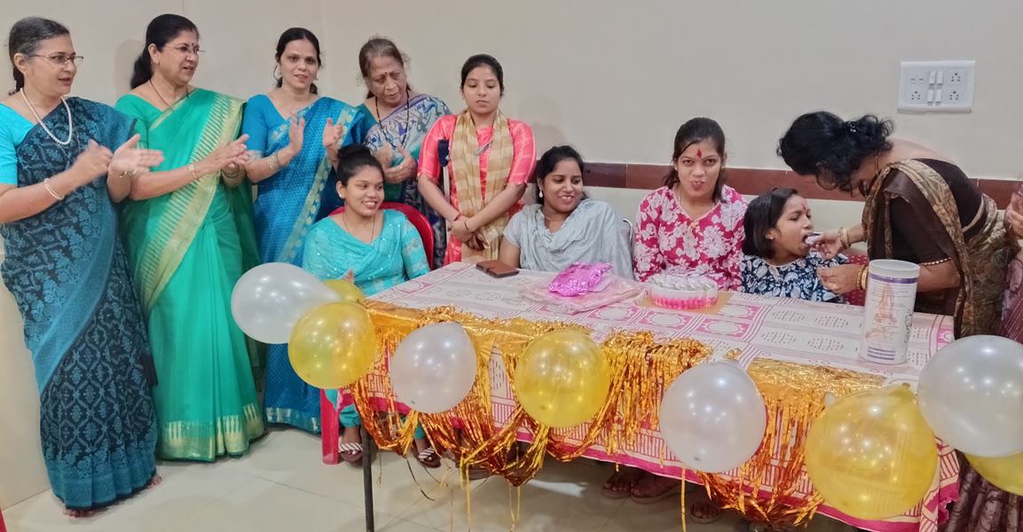 संजना को घर से दूर मिल रहा घर सा प्यार..  चौबे कालोनी केंद्र ने मनाया जन्मदिन