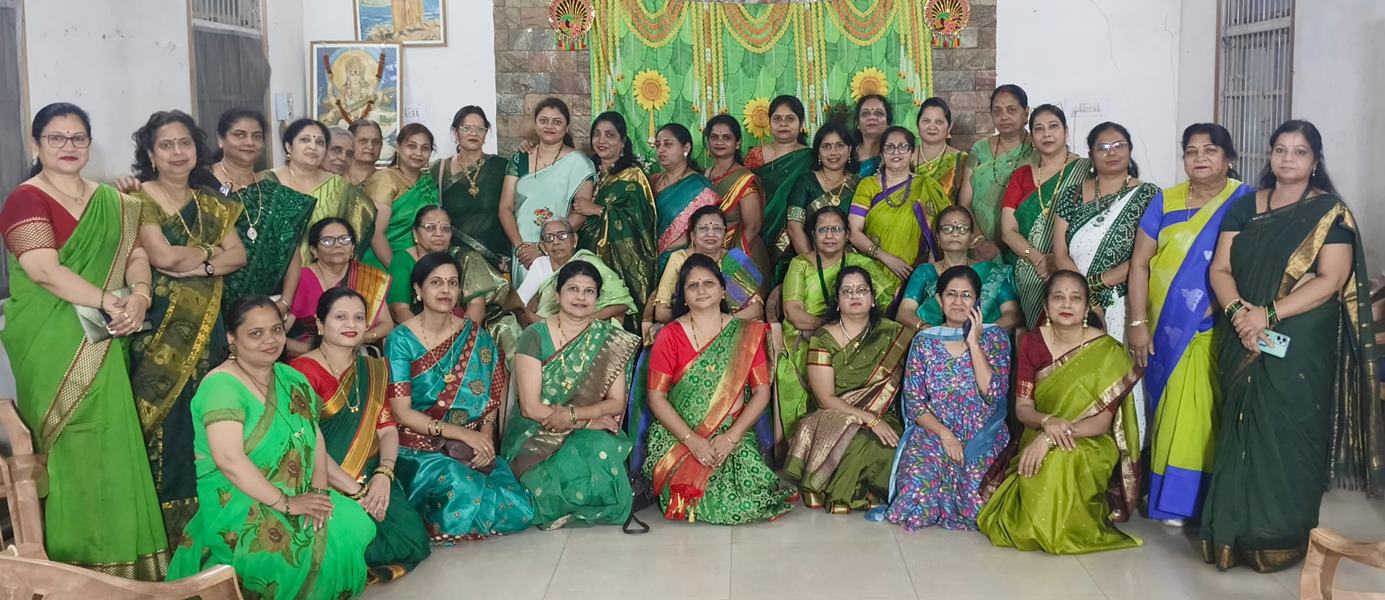  हरी साड़ी में उत्सव में पहुंची महिलाएं... &lsquo;सावन&rsquo; के त्योहारों की दिखी झलक