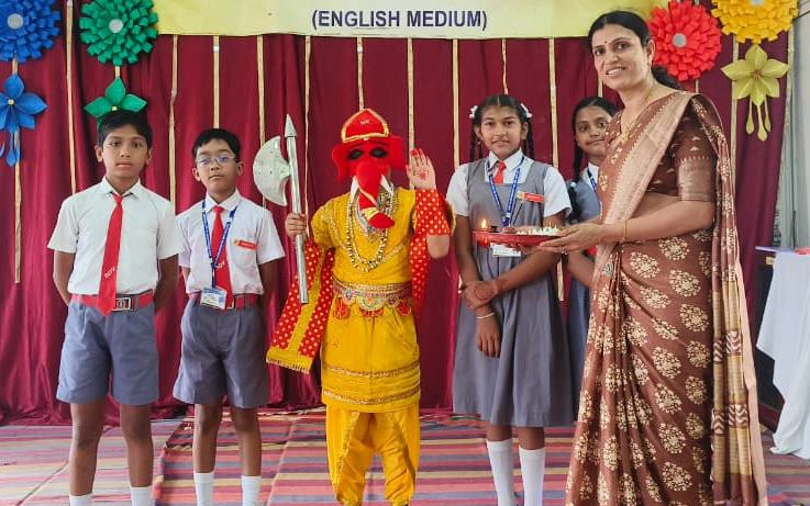 संत ज्ञानेश्वर स्कूल के बच्चों जाना अपने गणपति बप्पा को