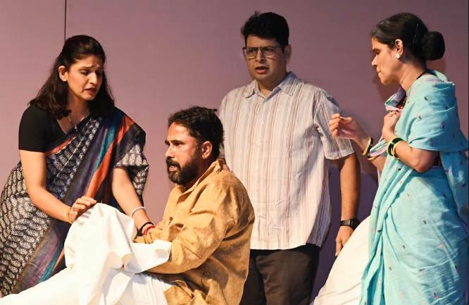 *गुदगुदाते हुए जीवन में झांकता हैं 'चूक भूल द्यावी घ्यावी'