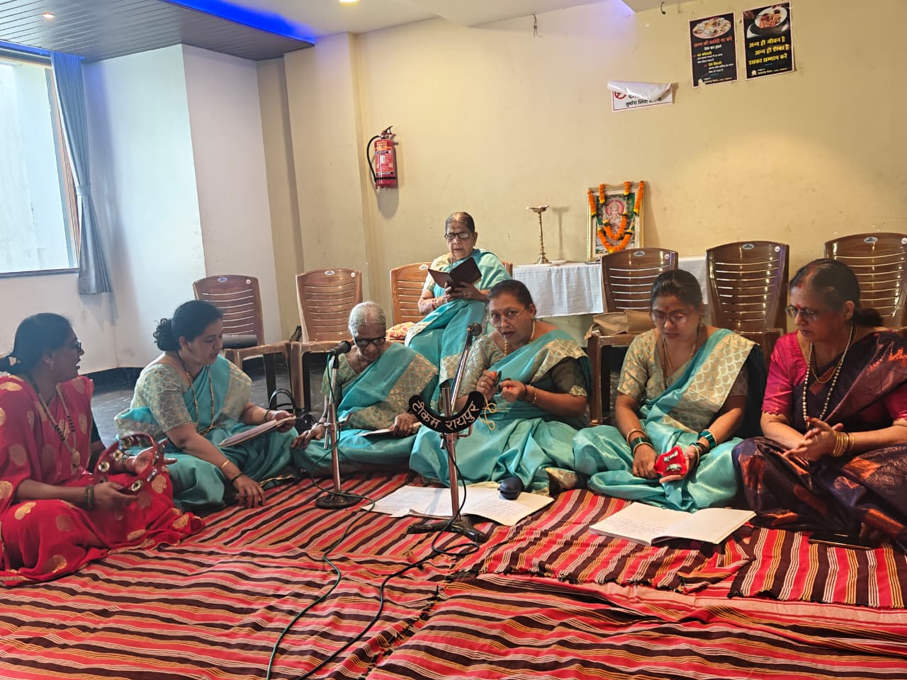 वल्लभनगर, शंकर नगर, रोहिणीपुरम और अमलीडीह केंद्र की महिलाओं ने किया भजन