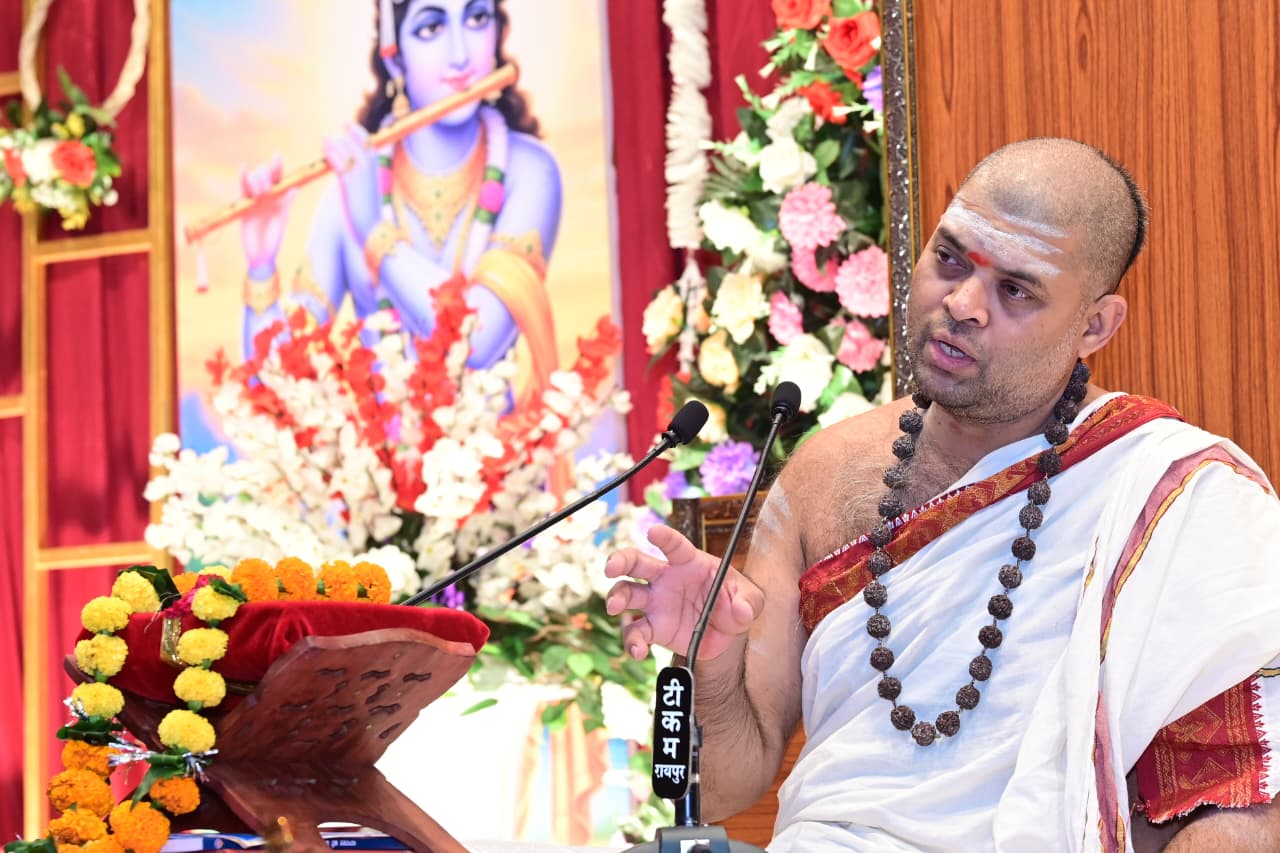 अपने से गुणवान व्यक्ति के साथ प्रीति, कम के साथ करूणा और समान के साथ मैत्री भाव रखेः आचार्य धनंजय शास्त्री