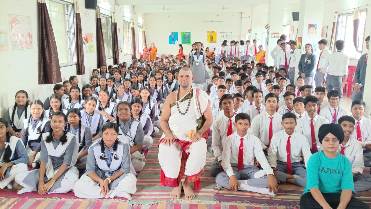 बच्चों के सवाल पर आचार्य बोले- धर्म पर रूचि, इसलिए उच्च शिक्षा में मिली सफलता