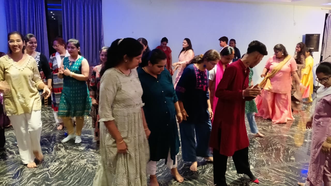  गरबा वर्कशाप के पहले दिन उमड़ी भीड़... युवाओं में दिखा उत्साह
