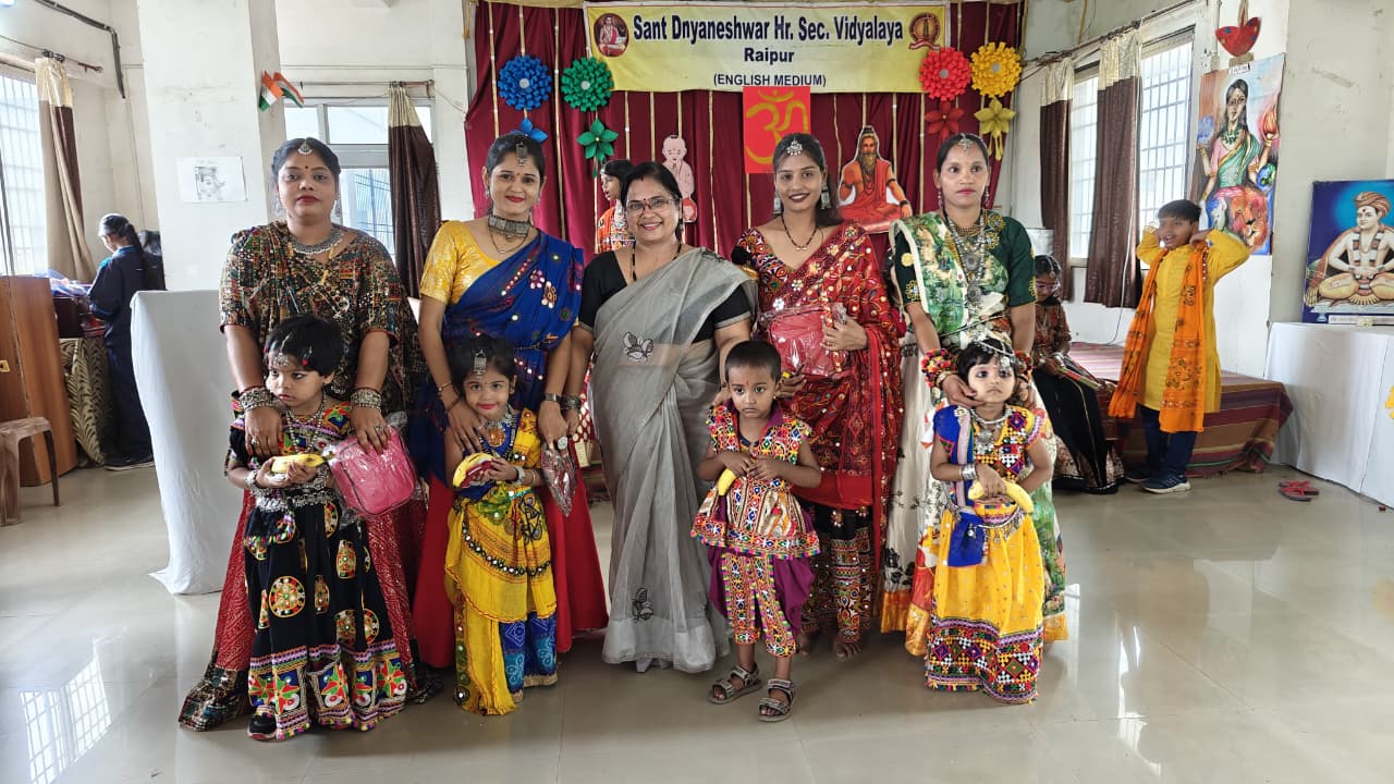  गरबा ड्रेस पहन मम्मियों के साथ पीटीएम में पहुंचे बच्चे