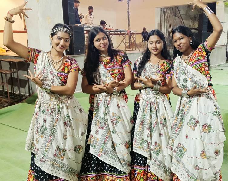  चौकड़ी, छकड़ी, सनेरो लाल सनेरो स्टेप पर जमकर थिरके युवा