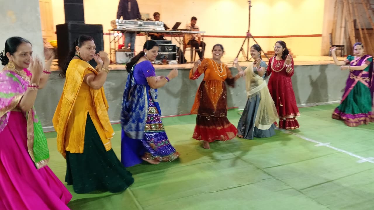  गरबा उत्सव का दूसरा दिन.... भारतीय परिधान पर नजर आई गरबा की टोली