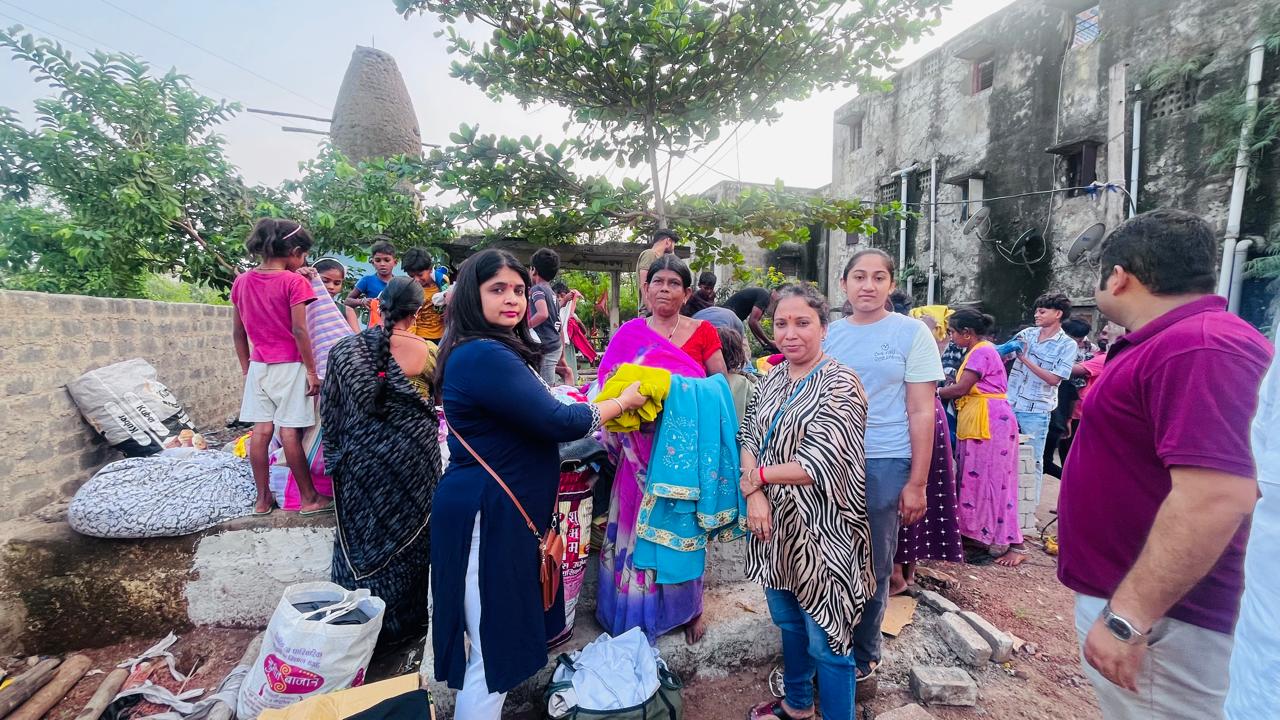 महाराष्ट्र मंडल ने जरूरतमंदों को किया पुराने कपड़ों का वितरण