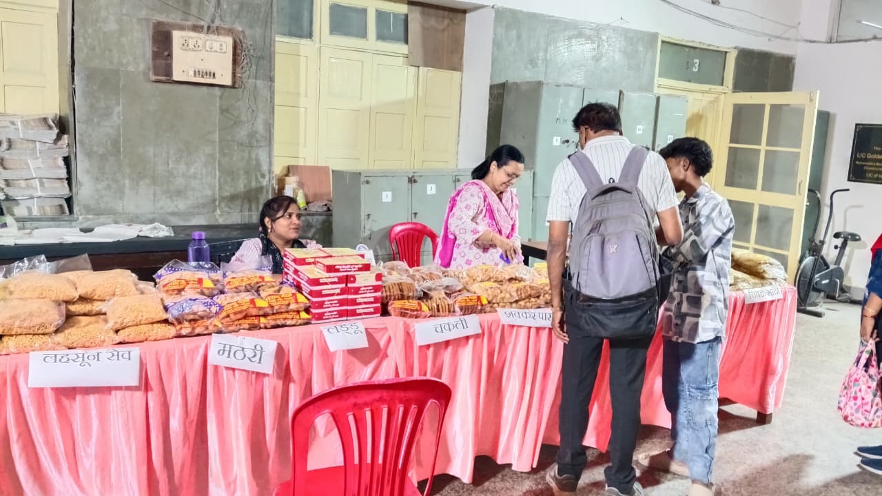  महाराष्ट्र मंडल और संत ज्ञानेश्वर स्कूल में लगा दीवाली व्यंजनों का स्टाल
