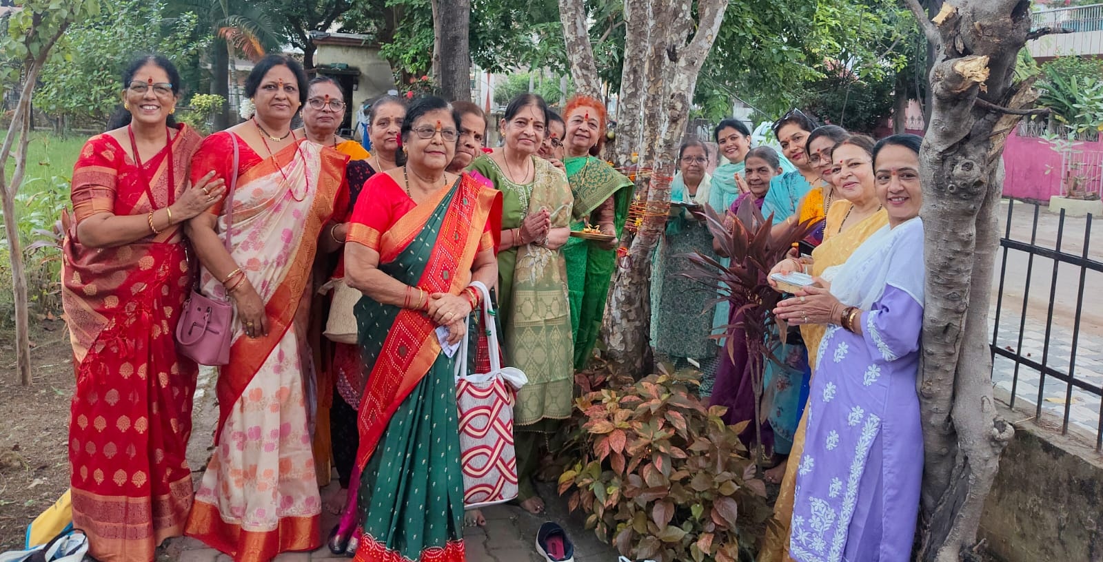 महाराष्ट्र मंडल के महिला केंद्रों में मनाया गया आंवला नवमीं... पेड़ की पूजा कर रोचक खेलों का महिलाओं ने लिया आनंद