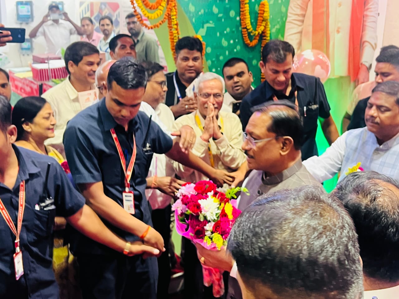 मुख्यमंत्री  साय द्वारा ऊर्जा विभाग के मण्डप का अवलोकन 