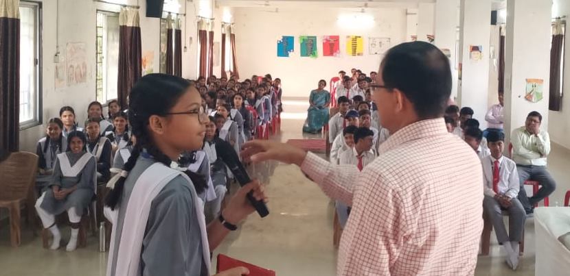  आंखों में पट्टी बांधकर बच्चों को बताया गया नेत्रदान का महत्व