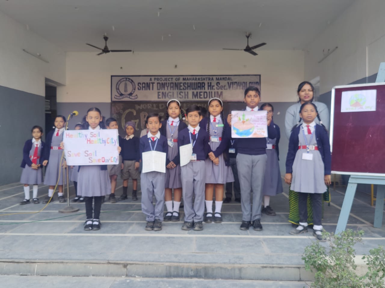 संत ज्ञानेश्वर स्कूल के बच्चों ने मनाया राष्ट्रीय मृदा और पर्यावरण नियंत्रण दिवस