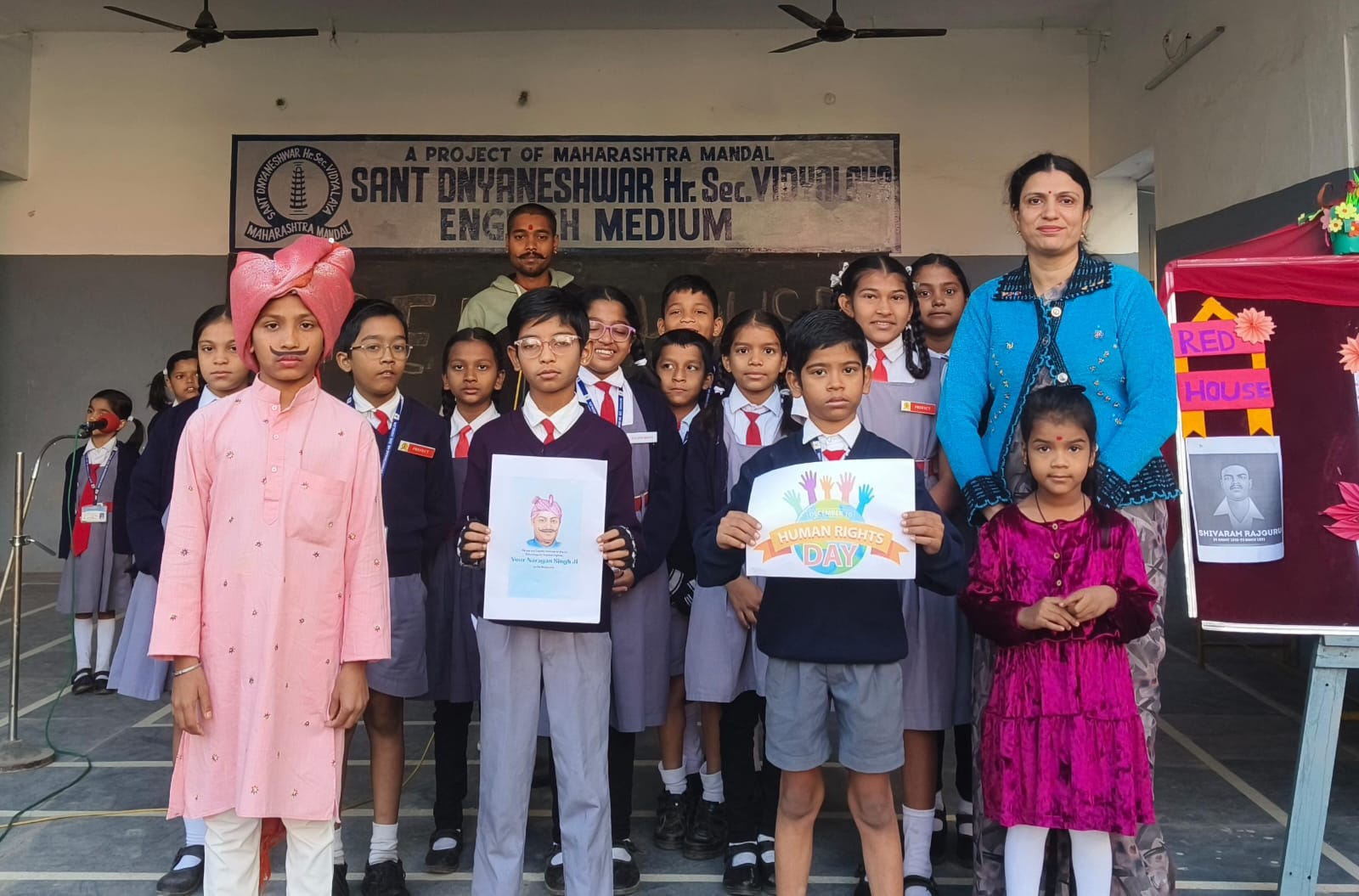 संत ज्ञानेश्वर स्कूल के बच्चों ने अर्पित की शहीद वीर नारायण सिंह को श्रद्धांजलि