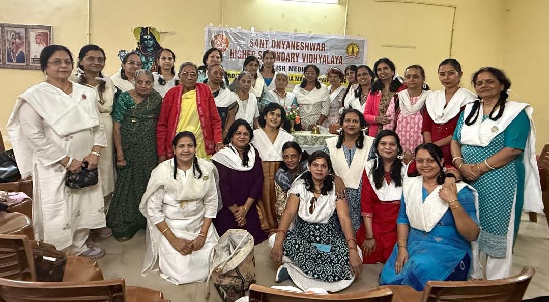 स्कूल स्टूडेंट बन पहुंची महिलाओं ने बपचन को किया याद