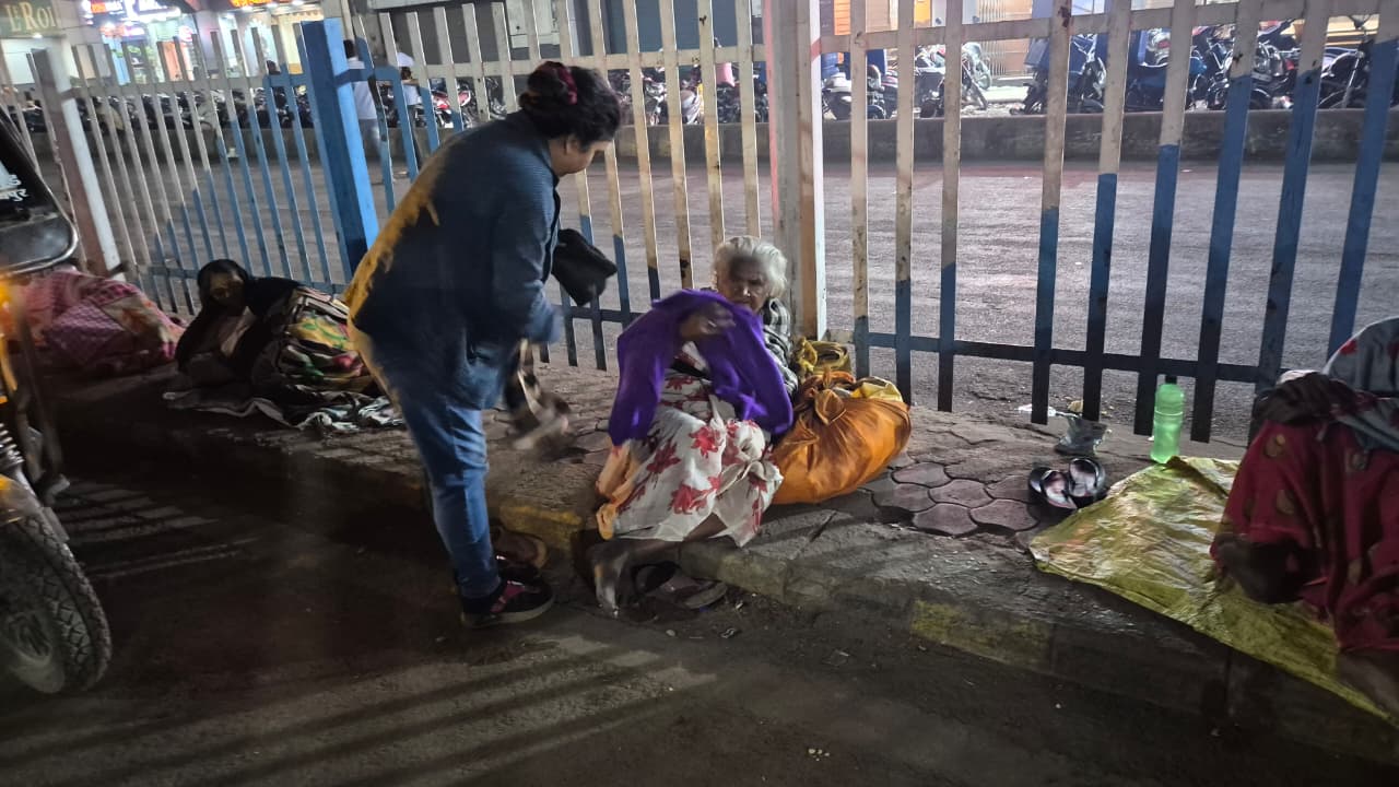 महाराष्ट्र मंडल ने रेलवे स्टेशन में जरूरतमंदों को बांटे गर्म कपड़े