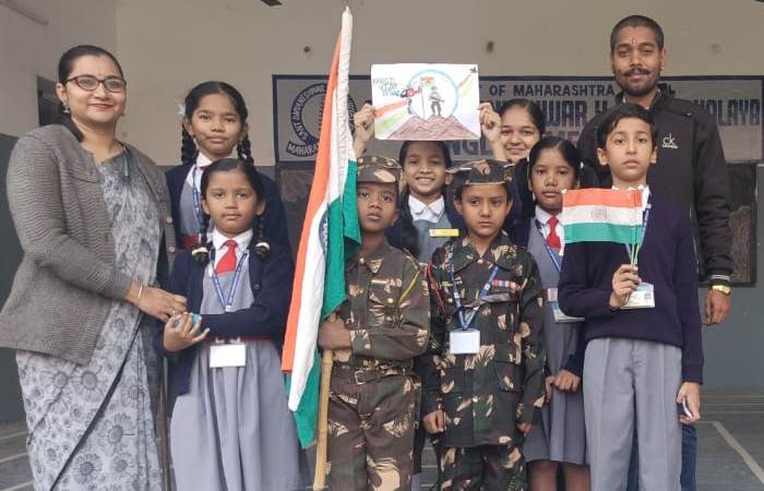 बच्चों ने मनाया विजय दिवस... प्रथम और फैसल ने पढ़ी देशभक्ति कविता