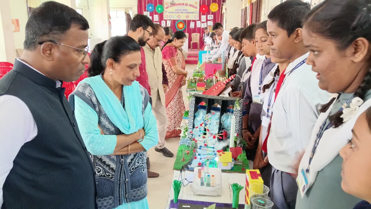 बच्चों ने बनाया एयर सेंस, पवन चक्की, भूकंप और सुरक्षा अलार्म जैसे मॉडल