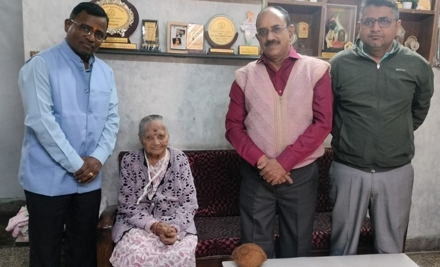 वरिष्ठ सदस्या सुमति कोंडापुरकर से उनके जन्मदिन पर मंडल पदाधिकारियों ने की भेंट