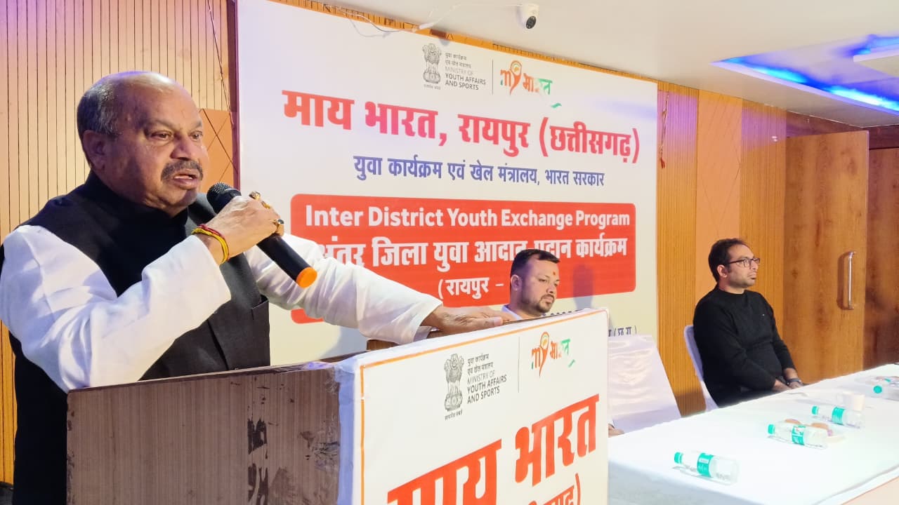 विधायक पुरंदर ने युवाओं को दिलाई बिस्तर के पास मोबाइल नहीं रखने की शपथ