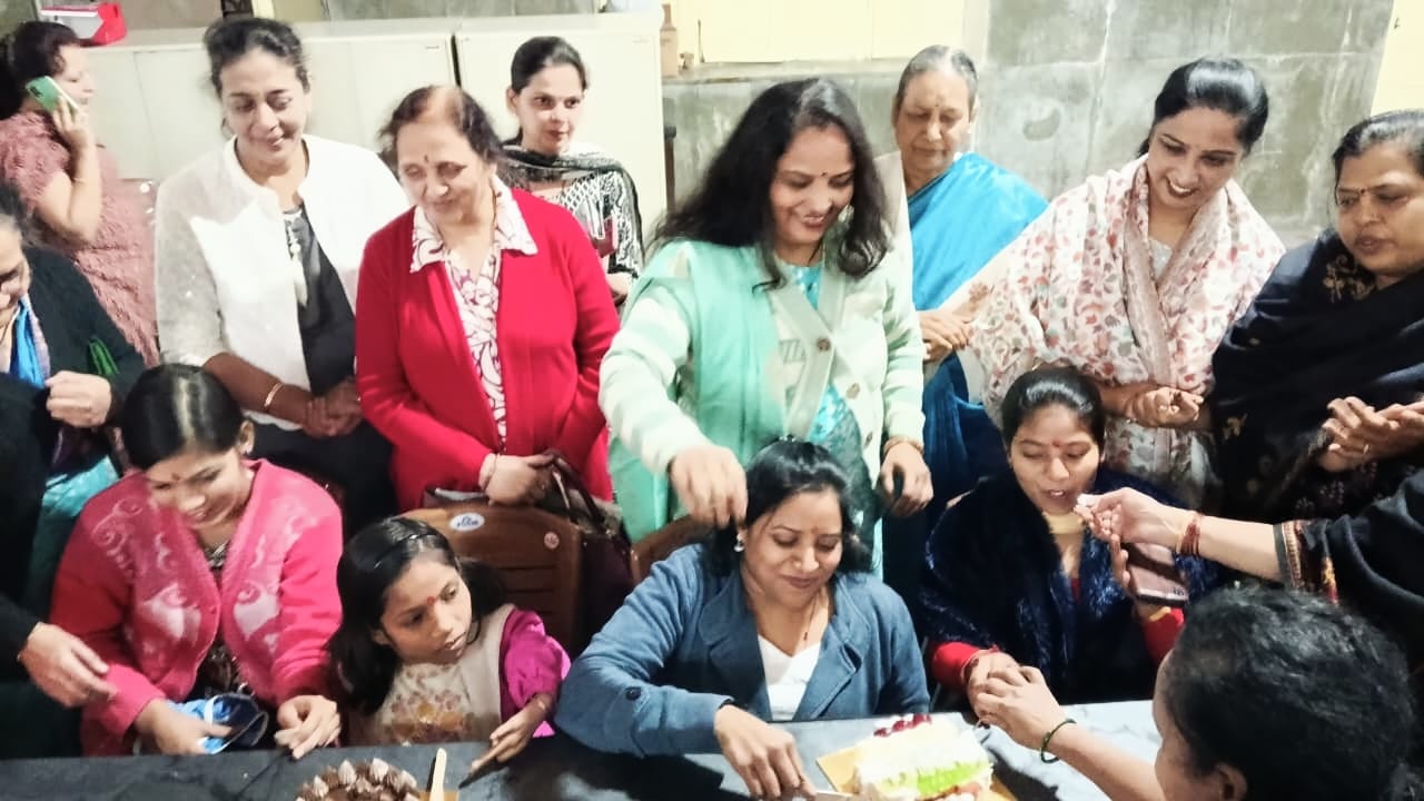  चौबे कॉलोनी महिला केंद्र ने मनाया दिव्यांग बच्चियों का जन्मदिन